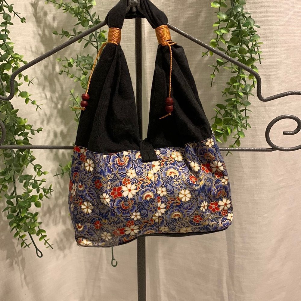 Small oriental handbag. Black bottom and top with floral body